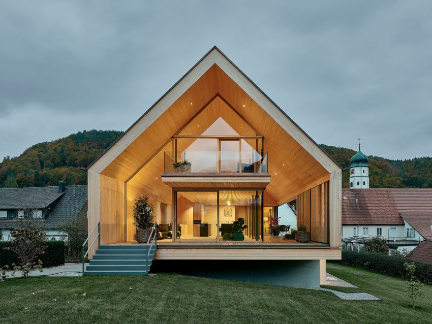 You are currently viewing Glass and Timber Home in Germany Offers Amazing Hillside Views