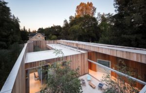 Read more about the article Californian Roofless House Comes with Its Own Oasis